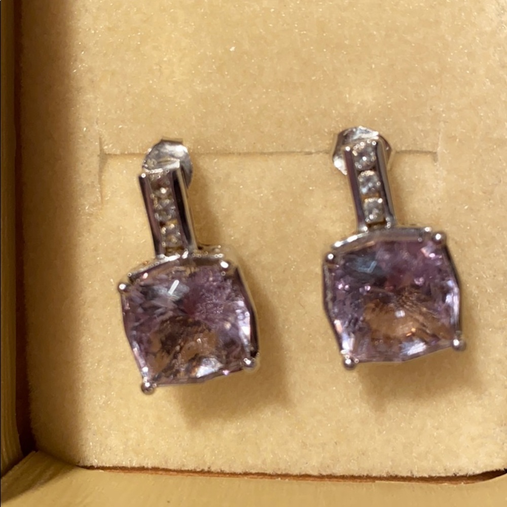 Orchid Amethyst 7.40CTW fancy cut w/white Topaz.22